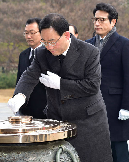 개혁보수신당(가칭) 주호영(앞) 원내대표, 정병국(오른쪽) 창당추진위원장 등 지도부가 2017년 정유년 새해 첫날인 1일 오전 동작구 국립서울현충원을 찾아 참배하고 있다. 연합뉴스