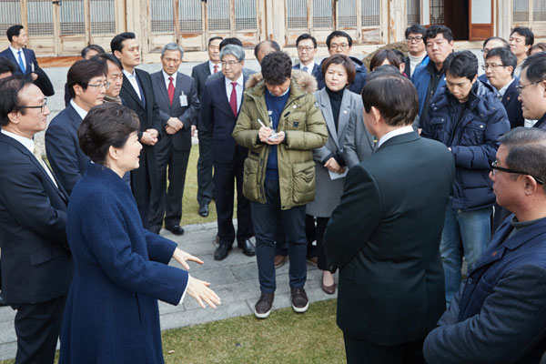 박근혜 대통령이 새해 첫날인 1일 오후 청와대 상춘재에서 출입기자단과 신년인사회를 겸한 티타임을 갖고 참석자들과 대화하고 있다. 청와대 제공