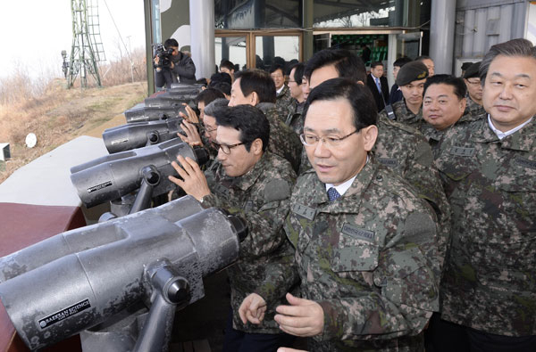 개혁보수신당(가칭) 주호영 원내대표(맨 앞쪽)가 김무성 의원을 비롯한 소속의원과 함께 2일 경기 파주 도라전망대를 방문해 망원경으로 북측 지역을 살펴보고 있다. 연합뉴스