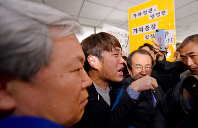 2일 오전 경북대학교 본관에서 열린 제18대 총장 취임식 후 김상동(왼쪽) 총장이 학생들의 항의를 받으며 총장실로 이동하고 있다. 김영진 기자 kyjmaeil@msnet.co.kr