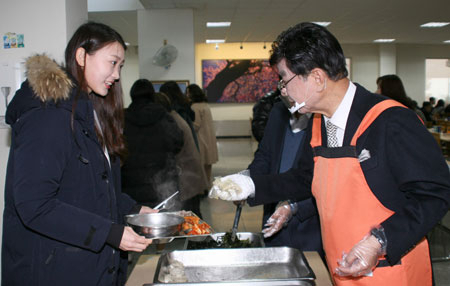 동양대 최성해(오른쪽) 총장이 김단아 학생에게 떡국을 퍼주며 새해 덕담을 전하고 있다. 동양대 제공