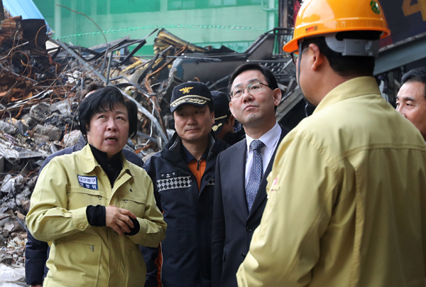 개혁보수신당(가칭) 주호영 원내대표가 4일 오전 대구 서문시장을 찾아 화재피해 상황을 확인하고 있다. 주호영 의원실 제공