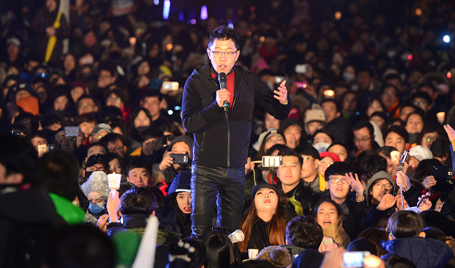 방송인 김제동이 악플러들에게 강경 대응을 선포하면서 법무팀을 통하 고발할 예정이라고 밝혔다. 사진은 지난해 11월 26일 대구 촛불집회에서 토크 콘서트를 진행한 김제동. 매일신문 D/B