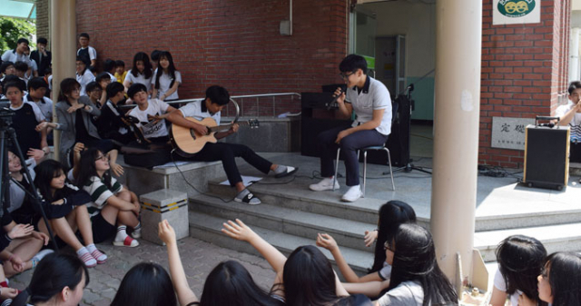 대구 신기중 학생들이 점심시간을 이용해 버스킹을 하며 즐거운 시간을 보내고 있다. 신기중 제공