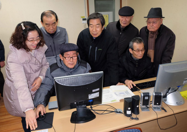 컴퓨터 수업에서는 문서 작성, 인터넷 검색 방법 등을 배울 수 있다.