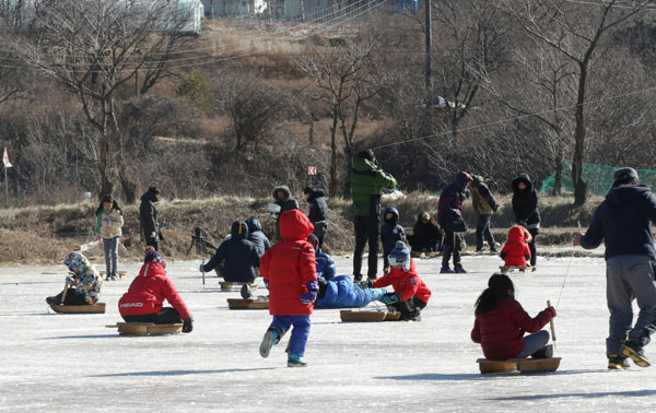 포항 상옥 얼음썰매장을 찾은 나들이객들이 신나게 얼음을 지치고 있다. 포항시 제공