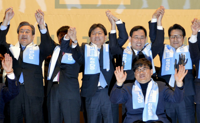 18일 오전 대구 수성대학교 성요셉관에서 열린 바른정당 대구시당 창당대회에서 김무성 고문, 이종구 정책위의장, 유승민 의원, 주호영 원내대표, 정병국 창당준비위원장(왼쪽부터)이 만세삼창을 하고 있다. 우태욱 기자 woo@msnet.co.kr