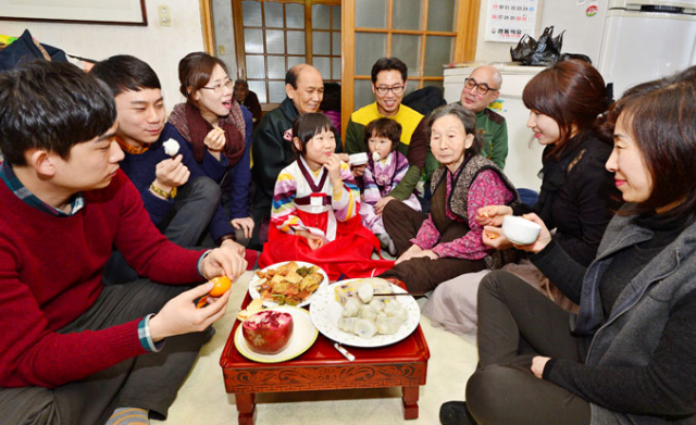 시대가 변하고 문화가 발달하더라도 조상의 뿌리는 알고 살아야 한다. 이번 설에는 우리 조상들이 밥상머리에서 가르치던 여러 가지 예절과 풍습에 대해 알아보는 시간을 가져보자. 매일신문 DB