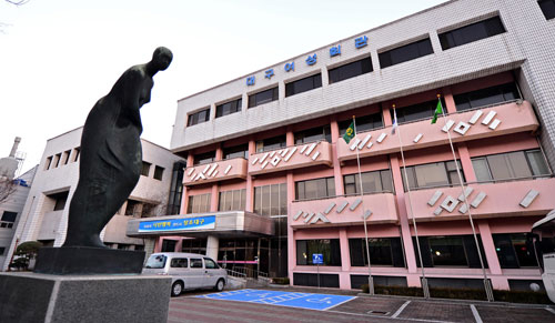 건립된 지 30년 가까운 대구여성회관이 노후화된 건물과 낙후된 3공단 주변 환경 때문에 신축과 이전을 놓고 논란이 가열되고 있다. 대구여성회관 전경. 김영진 기자 kyjmaeil@msnet.co.kr