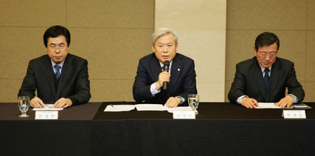 김상동(가운데) 경북대 총장이 2일 기자간담회에서 경북대 발전 방안에 대해 설명하고 있다.