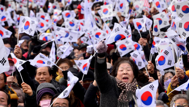 보수단체들의 국가안보정상화 촉구대회 집회가 8일 대구 중구 동아백화점 쇼핑점 앞에서 열렸다. 집회 참가자들이 태극기를 흔들며 박근혜 대통령 탄핵 기각을 요구하는 구호를 외치고 있다. 김영진 기자 kyjmaeil@msnet.co.kr