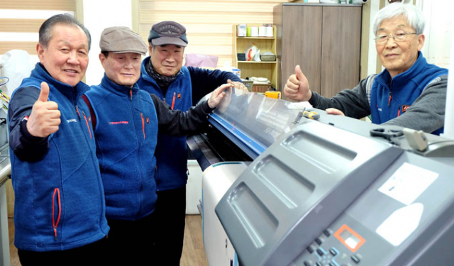 백세기획 10명의 어르신 직원들은 전문직이라는 자부심을 가지고 일한다. 광고 현수막 제작부터 배달과 설치, 수거까지 전 과정을 책임지고 있다. 박노익 대기자 noik@msnet.co.kr