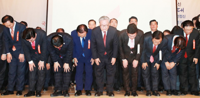 자유한국당 인명진 비상대책위원장과 당 의원들이 13일 오후 서울 영등포 타임스퀘어 아모리스홀에서 열린 새누리당 전국위원회에서 새 당명이 자유한국당으로 확정된 뒤 단상에서 허리 숙여 인사하고 있다. 연합뉴스