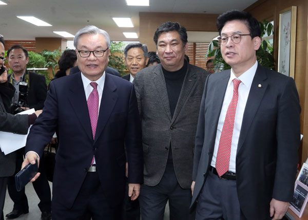 인명진(왼쪽) 자유한국당 비상대책위원장과 정우택 원내대표가 16일 오전 서울 동작구 소상공인연합회에서 정책간담회를 열기 위해 최승재(가운데) 소상공인연합회장과 함께 입장하고 있다.