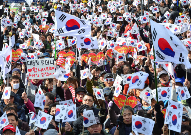 16일 대구 중구 동아쇼핑 앞에서 열린 탄핵반대 총궐기대회에서 참가자들이 박근혜 대통령에 대한 탄핵 반대를 외치고 있다. 정운철 기자 woon@msnet.co.kr