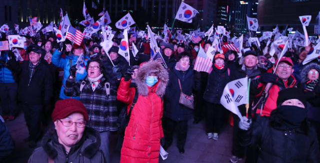 18일 오후 서울 광장 인근에서 열린 제13차 탄핵기각 총궐기 국민대회에서 참가 시민들이 자유한국당 김진태 의원의 발언에 환호하고 있다. 연합뉴스