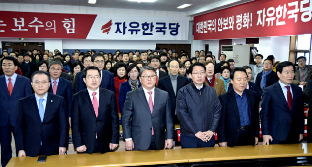 19일 오후 대구 수성구 범어동 자유한국당 대구시당에서 열린 자유한국당 대구지역 핵심당원 간담회에서 참석자들이 애국가를 부르고 있다. 우태욱 기자 woo@msnet.co.kr