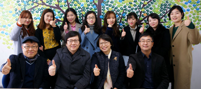 2017 중등교사 임용시험에 합격한 영남대 한문교육과 졸업생들과 지도교수들.