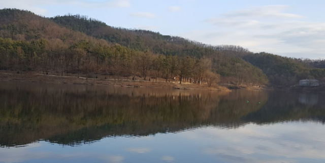 대구 동구 단산지-만보산책로 코스는 호수-강-산 경관을 한 번에 즐길 수 있는 코스다. 사진은 저녁 무렵 단산지 풍경.