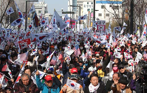 광복회가 3ㆍ1절을 앞두고 최근 무분별한 태극기의 남발에 대해 우려를 표명했다. 사진은 지난 26일 오후 대구 중구 중앙로 대중교통전용지구에서 탄핵 기각 총궐기대회 참가자들이 태극기를 흔들고 있는 모습. 연합뉴스