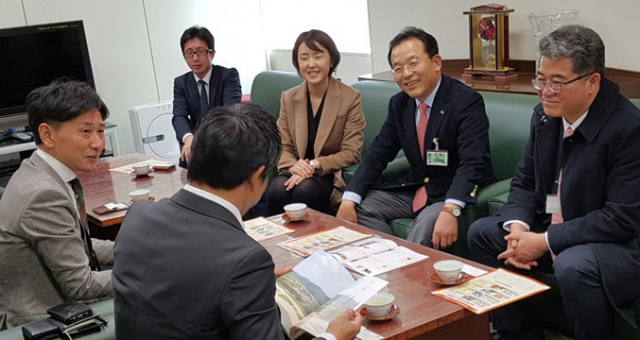 경북도 관광진흥과와 경북관광공사 직원으로 구성된 세일즈콜 홍보단이 일본 도카이TV 방송사를 찾아 경북관광 상품을 소개하고 있다. 경북관광공사 제공