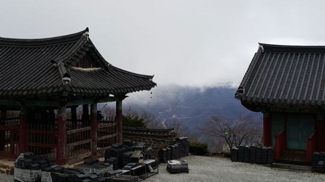 안국사 앞마당에서 내려다보는 덕유산 자락의 풍광은 가히 천하일품이다.