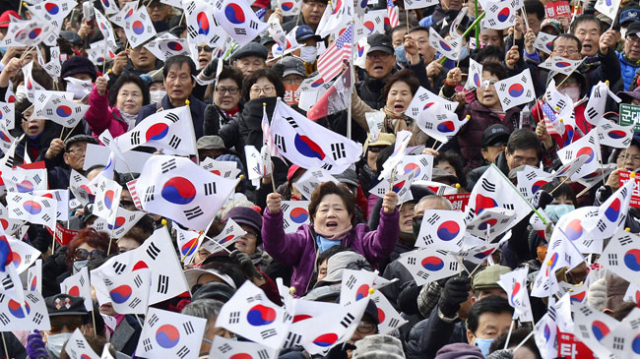 8일 대구 중구 반월당 동아쇼핑 앞에서 열린 박근혜 대통령 탄핵 반대 총궐기대회에 참가한 보수단체 회원들이 