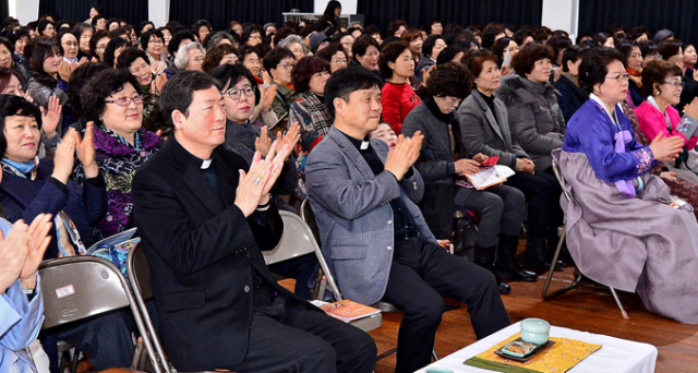 11일 오전 천주교대구대교구 교육원 대강당에서 열린 제4회 세계여성의 날 기념행사에서 조환길 대주교가 난타공연을 관람하며 박수를 치고 있다. 김영진 기자 kyjmaeil@msnet.co.kr