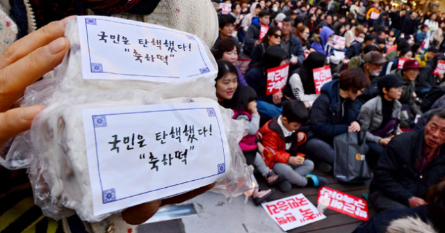 박근혜 대통령 탄핵 후 첫 주말을 맞은 11일 오후 대구 동성로 대구백화점 앞 야외광장에서 박근혜 퇴진 대구시민행동 주최로 열린 박 전 대통령 탄핵 18차 시국대회에서 시민들이 탄핵 축하 떡을 돌리고 있다. 김영진 기자 kyjmaeil@msnet.co.kr