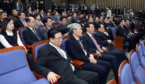 자유한국당 의원들이 13일 오후 국회에서 열린 의원총회에 참석했다. 자유한국당은 박근혜 전 대통령의 탄핵으로 당장 5월 대선을 무난하게 치러야 하고, 대선 이후에는 박 전 대통령의 그늘에서 벗어나 독자적인 기반을 확보하고 자생력을 길러야 하는 과제를 떠안는 등 정치적 시험대에 오르게 됐다. 연합뉴스