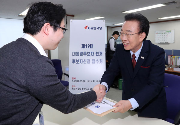 자유한국당 김관용 경북도지사가 14일 오전 서울 여의도 당사에서 제19대 대통령후보자 선거 후보자신청 접수를 하고 있다. 연합뉴스