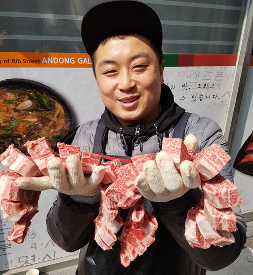 아침에 도축한 소고기를 정성껏 손질해 들어 보이는 안동 거창갈비 조호걸 대표. 전종훈 기자