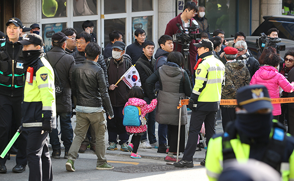 박근혜 전 대통령의 서울 삼성동 자택 앞에 지지자들이 신고한 집회를 경찰이 16일 금지 통고했다. 박 전 대통령 사저 복귀 이래 각종 폭언과 몸싸움 등이 발생하며 주민들 불만과 항의가 빗발쳤기 때문이다. 연합뉴스