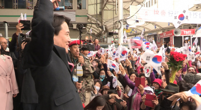 자유한국당 김진태 의원이 대구 서문시장을 찾았다. 장성혁기자