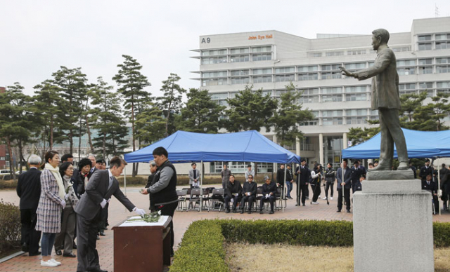 24일 대구가톨릭대에서 열린 안중근 의사 순국 107주기 추모식 참석자들이 안 의사 동상 앞에 헌화하고 있다.