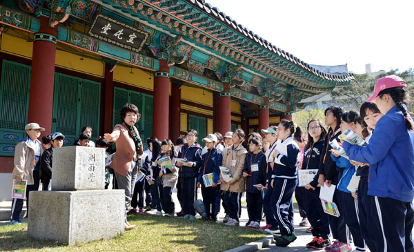 지역 초등학교 학생들이 경상감영공원 선화당 앞에서 측우기에 대한 설명을 듣고 있다. 매일신문 DB