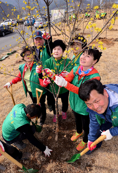 식목일을 앞둔 23일 오후 대구 성서 5차 산업단지 내 녹지에서 범시민 나무 심기 행사가 열려 참가자들이 나무를 심고 있다. 이날 행사에는 권영진 대구시장을 비롯해 기업