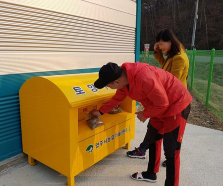 한 농민이 영주시농업기술센터가 남부지소에 설치한 토양우체통에 토양검정 우편물을 넣고 있다. 영주시 제공