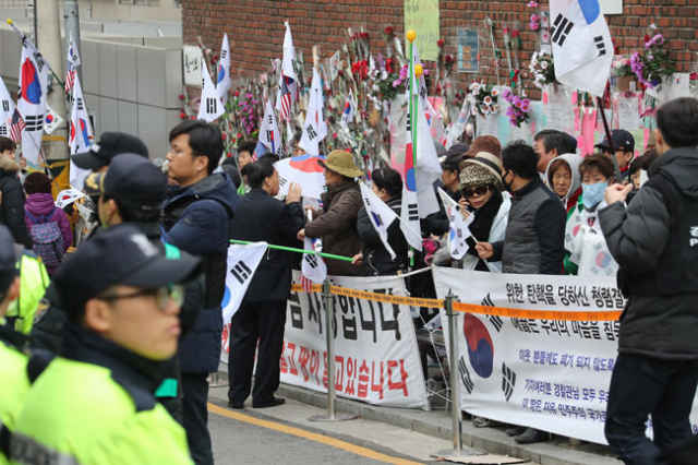 검찰이 박근혜 전 대통령에 대해 구속영장을 청구한 27일 서울 삼성동 박 전 대통령의 자택 주변에 지지자들이 모여 있다. 연합뉴스