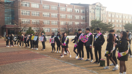 경산시 신상중학교가 학생 자치회 선거를 통해 학생들이 자치역량을 키우고 민주시민으로서 자질 함양을 할 수 있는 기회가 됐다. 선거운동 모습. 신상중 제공