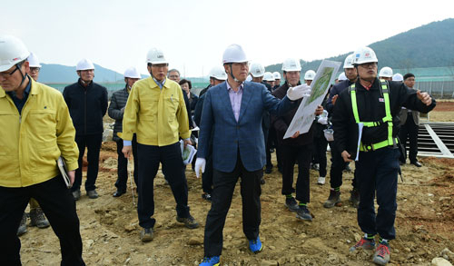 곽용환(사진 중앙) 고령군수가 가야국 역사루트 재현사업이 펼쳐지는 대가야읍 고아리 일대를 점검하고 있다. 고령군 제공