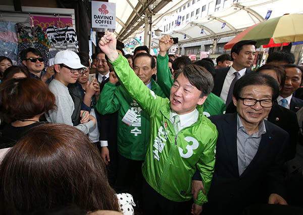 18일 대구 서문시장을 찾은 국민의당 안철수 대선후보가 유세차량을 막아선 상인들의 저지로 10여분 만에 시장을 떠났다. 사진은 서문시자에서 인사하는 안 후보. 연합뉴스