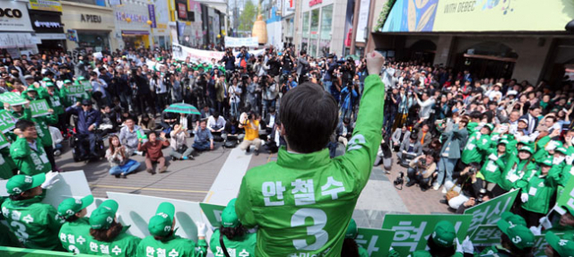 안철수 국민의당 대선 후보가 18일 오후 대구 중구 동성로 유세 현장에서 연설을 하고 있다. 우태욱 기자 woo@msnet.co.kr