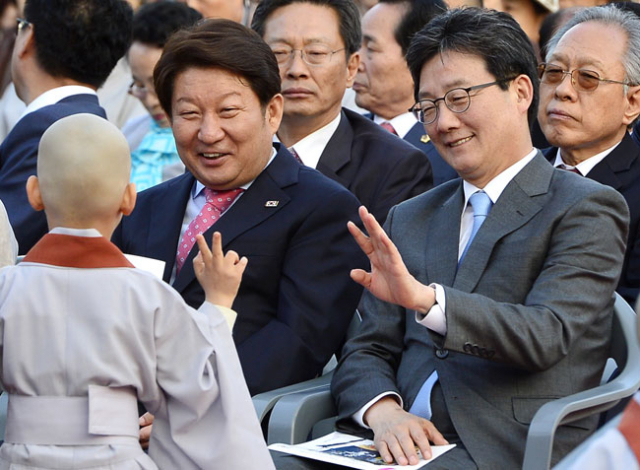 유승민(오른쪽) 바른정당 후보가 22일 대구 두류공원에서 열린 달구벌관등놀이에서 동자승과 대화를 나누며 미소 짓고 있다. 성일권 기자 sungig@msnet.co.kr