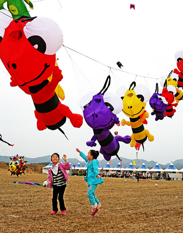 문경찻사발축제장을 찾은 한 외국인에게 고윤환 문경시장이 찻사발에 말차를 가득 담아주고 있다. 문경시 제공