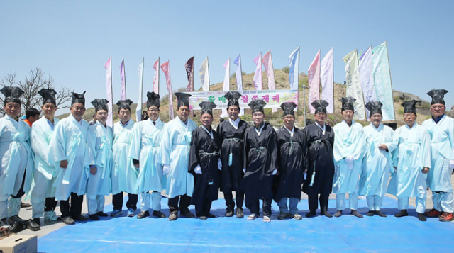 하창환 합천군수를 비롯한 합천군 황매산철쭉제전위원회 위원들이 철쭉제례를 치른 후 기념 포즈를 취하고 있다.