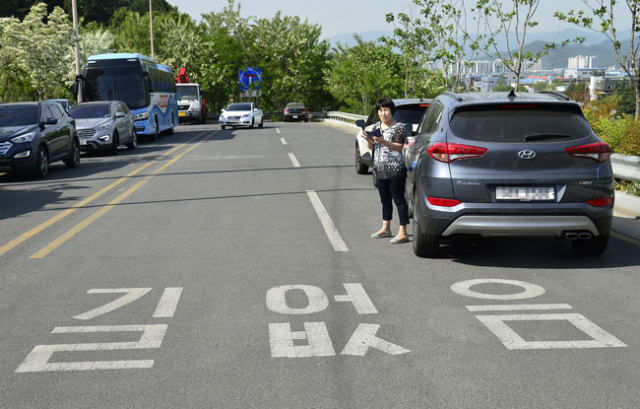 대구 서구 상리동의 새방골~가르뱅이 구간 도로 일부가 도시계획도로로 지정되고도 50년 넘도록 완공되지 않고 있다. 5일 도로 마지막 구간에 