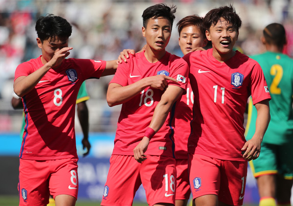 14일 오후 경기도 고양시 고양종합운동장에서 열린 U-20 축구대표팀 대한민국과 세네갈의 평가전에서 추가골을 넣은 백승호가 태극마크를 가리키며 기뻐하고 있다. 연합뉴스