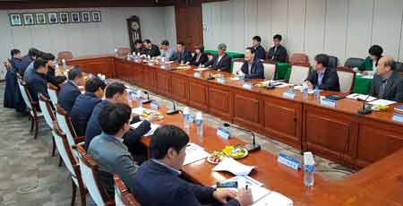 한국섬유개발연구원이 입주 기업의 연구개발 및 어려움 해결을 선제적으로 지원하는 에코텍 클러스터를 운영한다. 입주 기업 관계자들과 모여 에코텍 클러스터 교류간담회를 여는 모습. 한국섬유개발연구원 제공