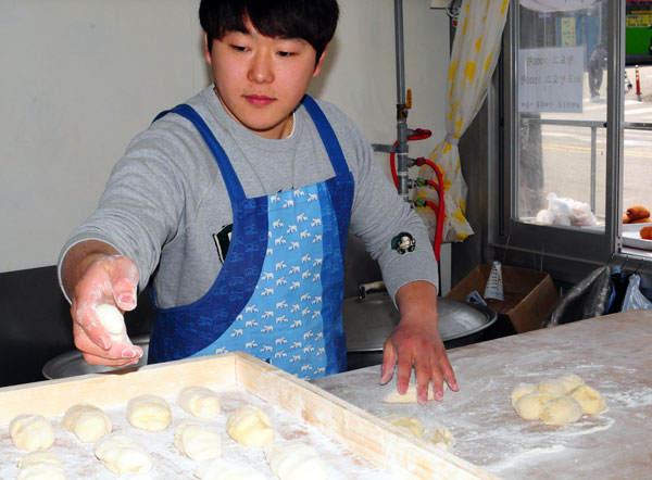 태권도장 관장 출신인 김홍환 씨가 빵을 만들고 있다. 김 씨는 